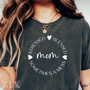 Mom Life Svg Png, Mama Gestresst, Gesegnet, Manchmal ein Mess Svg, Lustige Mama Svg für Cricut, Mädchen Mama Png, Jungen Mama Shirt Svg Minimalistisch