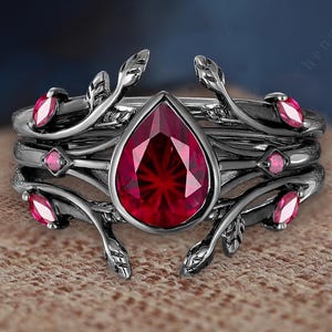 Art déco-förlovningsring med päron och fyrverkeri i rubin, massivt 10k/14k svartguld, friarring, gotiskt blad, kvistförstärkt stapel, dubbel vigselring