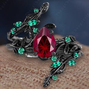 Vintage päron fyrverkerislipad rubin förlovningsring 14K svartguld rubin födelsesten trådlindad brudset med bladgrenförstärkt stapel vigselring