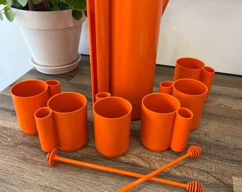 Compleet oranje servies ontworpen door Jean-Pierre Vitrac