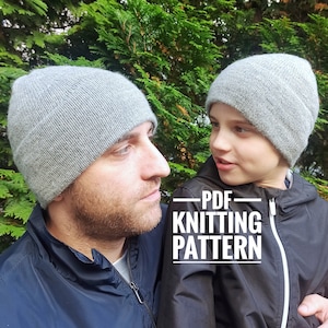 Op de afbeelding: Twee mensen dragen grijze gebreide mutsen. De tekst "PDF Knitting Pattern" is zichtbaar in de afbeelding.