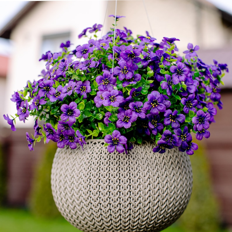 High quality hanging plastic outdoor artificial flowers
No water needed fake plants outdoor 
Artificial greenery shrubs boxwood bushes 
Create cozy ambiance for home decor garden, farmhouse, porch, patio, weddings, restaurants, hotels.