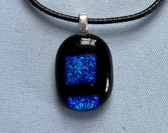 Colgante de cristal azul con cadena