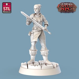 Könnte beinhalten: Eine weiße 3D-gedruckte Miniatur einer weiblichen Fantasy-Figur, die ein Schwert hält. Sie trägt eine Tunika, eine Hose und Stiefel. Die Miniatur steht auf einem runden Sockel.