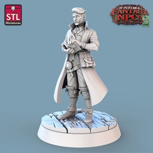 Op de afbeelding: Een 3D-geprint miniatuur van een fantasy-personage dat een lange jas draagt, een boek en een vergrootglas vasthoudt. Het personage heeft een baard en een serieuze uitdrukking. Het miniatuur staat op een houten voet.