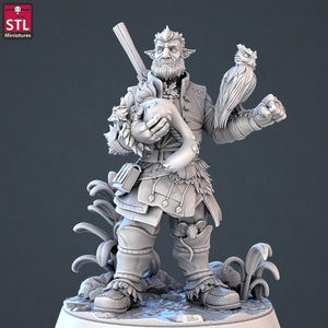 以下が含まれることがあります： ファンタジーキャラクターの3Dプリントされた詳細なミニチュア。 このフィギュアは、尖った耳を持つひげを生やしたヒューマノイドで、棍棒と大きな角を持っています。 フクロウがキャラクターの腕にとまっています。 詳細な服とブーツ。