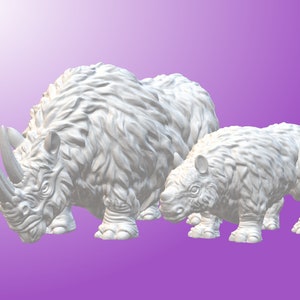 Può includere: Una scultura di rinoceronte bianca e pelosa con una scultura di rinoceronte bianca e pelosa più piccola al suo fianco. Entrambe le sculture hanno dettagli precisi e sono in posizione eretta.