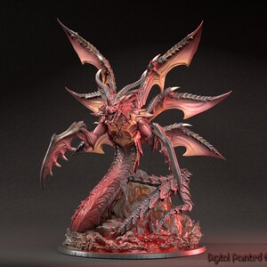 Puede incluir: Una miniatura detallada de un dragón con las alas extendidas, pintada en rojo y negro. El dragón está posado sobre una base con un efecto de fuego. La miniatura es un modelo impreso en 3D.