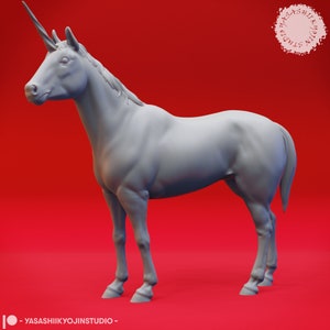 Può includere: Un modello di unicorno stampato in 3D di colore bianco con un solo corno, in piedi su uno sfondo rosso. Il modello è dettagliato e realistico, con una criniera e una coda fluenti.