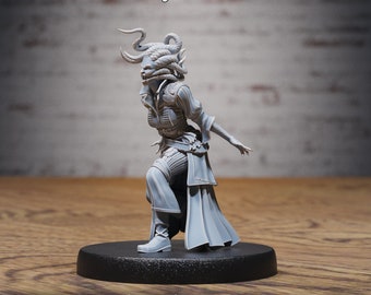 Fighting Gorgon Miniature | Medusa Screaming | for D&D 5e, Pathfinder and other RPG's | 28mm | EPIC Miniatures