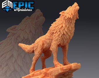 Può includere: Una miniatura dettagliata di un lupo che ulula alla luna, in piedi su una base rocciosa. Il lupo è scolpito con una texture di pelliccia realistica ed è dipinto in un colore arancione chiaro.