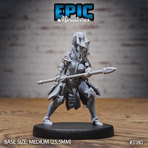 Aanvallende vrouwelijke paladijn miniatuur | Vrouwelijke ridder met speer figuur | voor D&D 5e, Pathfinder en andere RPG's | 28 mm | EPIC Miniatures