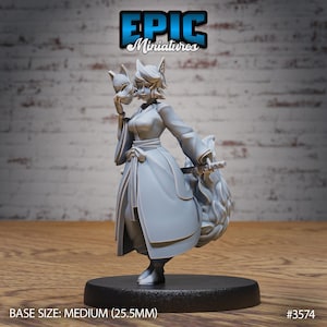 Könnte beinhalten: Eine graue 3D-gedruckte Miniatur einer weiblichen Figur mit einem Fuchsschwanz und -ohren. Sie trägt eine lange Robe und hält eine Maske in ihrer linken Hand. Die Miniatur steht auf einem schwarzen Sockel.  BASE SIZE: MEDIUM (25.5MM) #3574