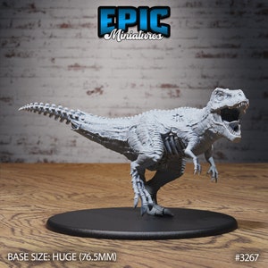 Pode incluir: Uma miniatura de dinossauro Tyrannosaurus Rex esquelético cinza, em pose de corrida com a boca aberta. A miniatura está sobre uma base circular preta. O tamanho da base é HUGE (76,5 MM). #3267