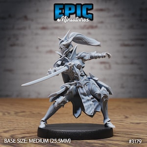 Può includere: Miniatura in plastica grigia di una guerriera femminile con un mantello fluttuante e un'armatura, che tiene una spada. La miniatura è in piedi su una base nera con il testo "EPIC Miniatures" e "#3179" stampato su di essa. BASE SIZE: MEDIUM (25.5MM)