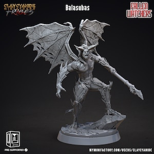 Op de afbeelding: Een grijs, gedetailleerd miniatuurfiguur van een demon met vleugels, klauwen en een speer. De figuur staat op een rotsachtige basis. De tekst "Balasubas" staat boven de figuur.