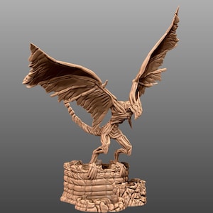 Könnte beinhalten: Eine braune, detaillierte, 3D-gedruckte Miniatur eines geflügelten Wesens mit einem langen Schwanz, das auf einem felsigen Sockel sitzt.