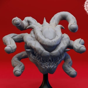 Può includere: Una miniatura grigia, dettagliata, stampata in 3D di una creatura mostruosa con più tentacoli e una grande bocca piena di denti. La creatura è montata su una base nera.