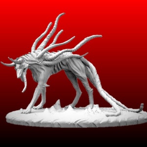 Könnte beinhalten: Eine weiße, detaillierte Miniatur eines monströsen Wesens mit mehreren Tentakeln und Hörnern. Das Wesen steht auf einem runden Sockel.