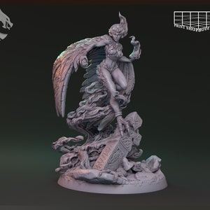 Puede incluir: Una figura gris, detallada, impresa en 3D de una mujer alada con una corona, de pie sobre una base de piedra con tallas intrincadas. La mujer sostiene una llama en su mano derecha.