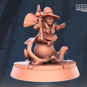 Peut inclure: Une figurine miniature d'un gnome magicien chevauchant une sphère magique. Le gnome porte un chapeau pointu, une longue robe et tient un bâton avec des orbes lumineux. La sphère est entourée de fumée tourbillonnante.