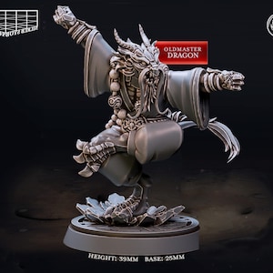 Może przedstawiać: Szara, szczegółowa miniatura smoka w pozie walki. Smok ma na sobie szatę i brodę. Figurka stoi na okrągłej podstawie z napisem "Oldmaster Dragon" i "Wysokość: 39 mm Podstawa: 25 mm".