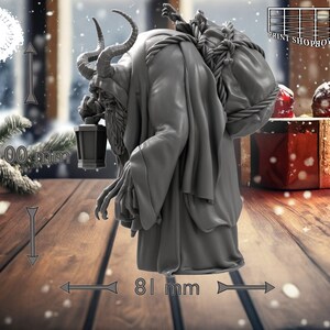 以下が含まれることがあります： 角が生えた生き物の灰色の3Dプリントされたフィギュアで、長いローブを着て、ランタンを持っています。フィギュアの高さは100mm、幅は81mmです。