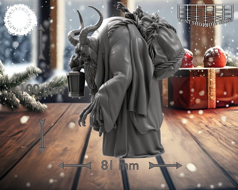 以下が含まれることがあります： 角が生えた生き物の灰色の3Dプリントされたフィギュアで、長いローブを着て、ランタンを持っています。フィギュアの高さは100mm、幅は81mmです。
