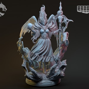 Puede incluir: Una figurita miniatura pintada de blanco de un ángel femenino con alas, sosteniendo una calavera y un bastón. El ángel está de pie sobre una base con un diseño en espiral. La figurita está pintada de color gris claro.