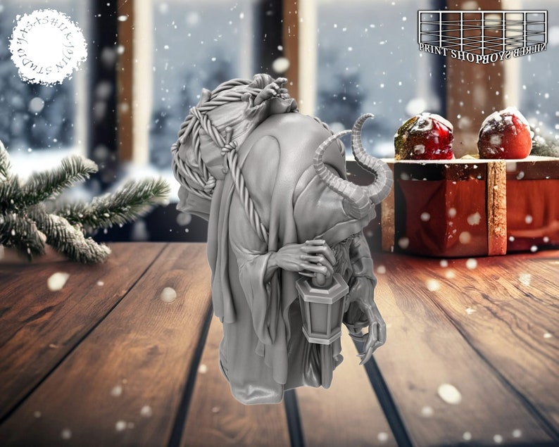 以下が含まれることがあります： 角と背中に袋、手に提灯を持った生き物のグレーの細かいフィギュア。フィギュアは雪が降る冬の背景に置かれています。