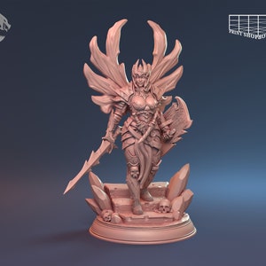 Può includere: Statuetta stampata in 3D di una guerriera con armatura dettagliata, che tiene una spada e uno scudo. La figura ha grandi strutture simili ad ali e si trova su una base con teschi e cristalli. Il colore è un marrone rossastro smorzato.