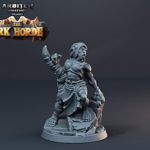 Può includere: Una statuetta in miniatura di plastica grigia di un guerriero Orc che tiene un'arma. La statuetta è in piedi su una base rocciosa. La statuetta fa parte di un set chiamato "The Ork Horde".
