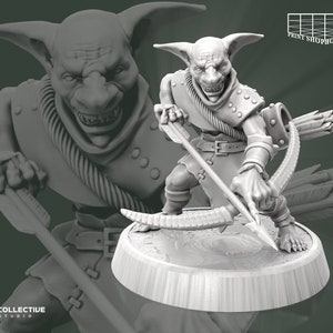Puede incluir: Una figura en miniatura gris y detallada de un arquero goblin sosteniendo un arco y una flecha. El goblin lleva una túnica con capucha y tiene una expresión feroz en su rostro.
