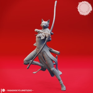 以下が含まれることがあります： 弓矢を持った猫のような人型のグレーの3Dプリントフィギュア。フィギュアはゆったりとしたローブを着ており、尖った耳のある猫のような頭をしている。フィギュアは片足を上げて、もう片方の足を曲げたダイナミックなアクションポーズをとっている。背景は単色の赤である。