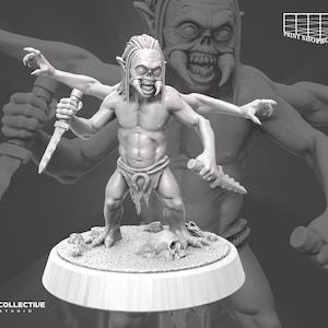Könnte beinhalten: Eine graue, detaillierte Miniaturfigur eines vierarmigen Goblin-artigen Wesens mit einem Schädel zu seinen Füßen. Das Wesen hält zwei Dolche in seinen Händen und hat einen grimmigen Gesichtsausdruck.