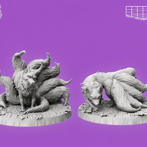 Könnte beinhalten: Zwei detaillierte, graue Fuchsstatuen mit mehreren flauschigen Schwänzen. Ein Fuchs sitzt, der andere kauert. Beide stehen auf kreisförmigen Sockeln mit strukturierten Details, vor einem violetten Hintergrund. Figuren für Tabletop-Spiele oder Ausstellungen.
