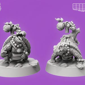 Puede incluir: Dos figuras de tortugas grises, una mirando hacia adelante y la otra en ángulo, se exhiben sobre una base gris claro. Las tortugas tienen caparazones detallados, caras expresivas y llevan pequeñas bolsas. El fondo es morado liso.