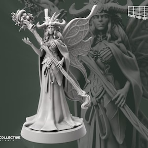 Könnte beinhalten: Eine graue, detaillierte Miniaturfigur einer Fee mit großen Flügeln, die ein langes Kleid trägt und einen Stab mit einer Blume an der Spitze hält. Die Fee trägt eine Krone auf dem Kopf und Hörner. Die Figur steht auf einem runden Sockel.