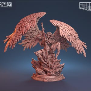 Peut inclure: Une sculpture miniature détaillée d'un ange avec de grandes ailes de plumes, tenant une épée et debout sur une base rocheuse. La sculpture est peinte dans une couleur brun clair.
