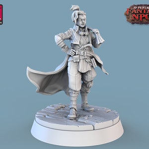 Könnte beinhalten: Eine 3D-gedruckte Miniatur einer weiblichen Figur, die einen langen Mantel, eine Hose und Stiefel trägt. Sie hat einen Pferdeschwanz und hält eine Waffe in ihrer rechten Hand. Die Miniatur steht auf einem runden Sockel.