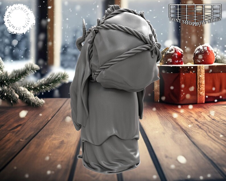 以下が含まれることがあります： フード付きのローブを着て、大きな包みを運んでいる人のグレーの3Dプリントされたフィギュア。フィギュアは、雪の降る冬のシーンがぼやけて見える木製の表面に立っています。