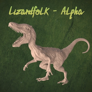 Op de afbeelding: Een gedetailleerd miniatuurbeeldje van een lizardfolk alpha, een reptielachtig mensachtig wezen met een lange staart en scherpe tanden. Het beeldje is in een dynamische houding geplaatst, met zijn hoofd naar achteren gekanteld en zijn bek open in een brul.