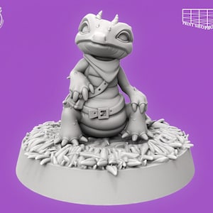 Könnte beinhalten: Eine 3D-gedruckte Figur eines Cartoon-Echsencharakters, der auf einer strukturierten Basis sitzt. Die Eidechse hat einen freundlichen Ausdruck und trägt einen Schal und einen Gürtel. Die Figur ist hellgrau und weist Details wie Krallen und Hörner auf.