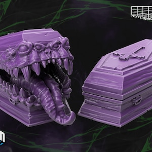 Könnte beinhalten: Zwei lila Särge, einer offen mit einem Monsterkopf-Design, der andere geschlossen mit einem Kreuz. Der offene Sarg hat scharfe Zähne und eine lange Zunge. Das Bild enthält den Text "PRINT SHOP BOYZ" und ein Logo.