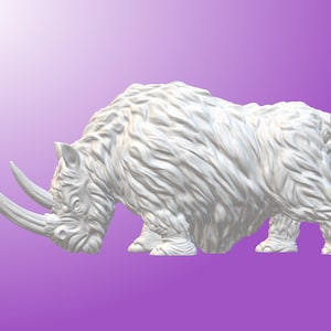 Può includere: Scultura bianca di un rinoceronte con una consistenza simile alla pelliccia e due corna prominenti. L'opera d'arte è ambientata su uno sfondo sfumato viola. Il rinoceronte è un'opera d'arte dettagliata e tridimensionale.