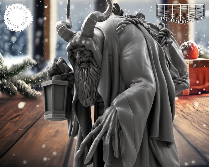 以下が含まれることがあります： 角、長いひげ、ランタンを持った生き物のグレーの細かいフィギュア。生き物は長いローブを着ており、腰にロープが結ばれています。フィギュアは雪の背景に置かれています