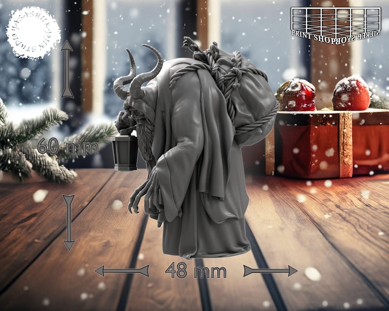 以下が含まれることがあります： 角とあごひげ、背中に袋を背負った生き物のグレーのミニチュアフィギュア。生き物は左手に提灯を持っており、木製の表面に立っています。フィギュアの高さは約5cm、幅は約4.8cmです。