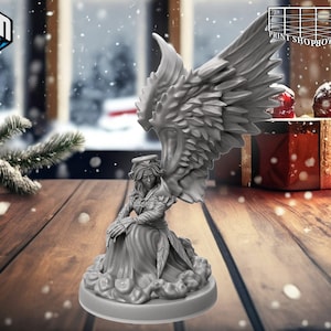 Peut inclure: Une figurine miniature en gris, détaillée, d'un ange avec des ailes, assis sur une base de nuage. L'ange porte une longue robe fluide et a une auréole au-dessus de sa tête.
