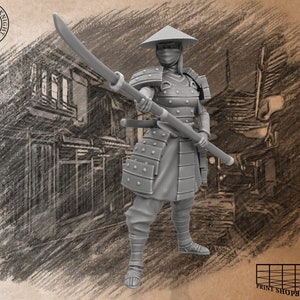 Puede incluir: Una figura miniatura de pl&aacute;stico gris de un guerrero samur&aacute;i que lleva un sombrero c&oacute;nico y armadura, sosteniendo una espada larga. La figura est&aacute; en una postura de lucha, con la espada levantada por encima de su cabeza. El fondo es una imagen borrosa de una escena de calle japonesa.