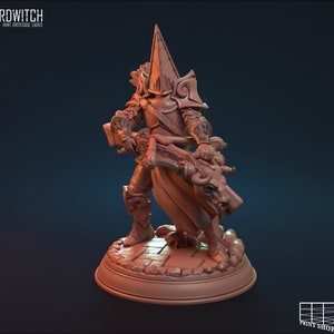 Könnte beinhalten: Eine 3D-gedruckte Miniatur einer Figur, die einen spitzen Hut und eine Rüstung trägt und eine Waffe hält. Die Figur steht auf einem runden Sockel mit einer steinartigen Textur.